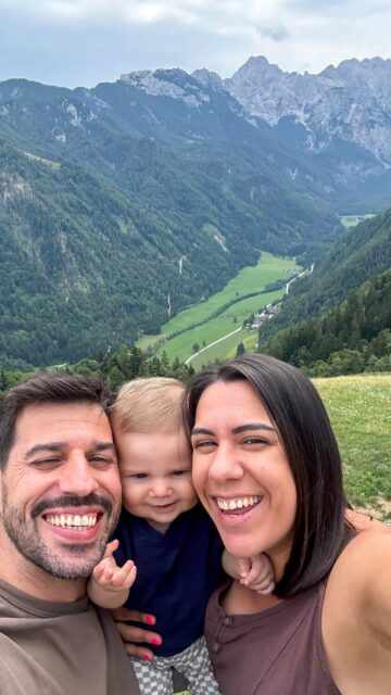 Viajar com um bebé? Sim, é possível! ❤️🐣
As viagens já não são exatamente como antes… há mais malas, mais paragens, mais planeamento e menos horas de sono 😂
Mas há algo que não muda: a vontade de conhecer o mundo juntos 🌍
Porque viajar com um bebé não é deixar de viajar.
É começar a criar memórias de uma forma completamente diferente - estamos a amar Viver o Mundo pelos olhos do nosso filho 🩵
Não se esqueçam: eles estão bem, onde os pais estão! Concordas?
#viajaremfamilia #familytime #slovenia #eslovenia #babyboy