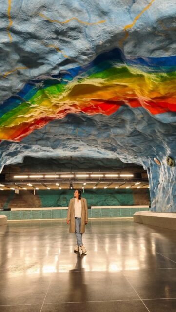 Sabias disto? 🚆

O metro de Estocolmo é um meio de transporte eficiente, mas é mundialmente famoso por ser considerado a maior galeria de arte do mundo. Com mais de 100 estações, cerca de 90 delas exibem instalações, esculturas e pinturas criadas por mais de 150 artistas. 

O metro é operado pela empresa SL. 
Preço: 
* Bilhete único: 43 SEK (viagem única com duração de 75 minutos, 3,98€)
* 24 horas: 180 SEK (16,63€)
* 72 horas: 360 SEK (33,26€)

Não é maravilhoso? 

#metro #metrostation #metrostockholm #stockholm #stockholm_art