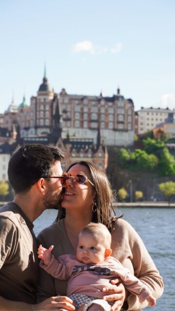 Estocolmo em dois dias 🇸🇪

Primeiro dia: 
- Igreja de Riddarholmen
- Evert Taube-skulptur e vistas 
- Parlamento da Suécia 
- Palácio Real de Estocolmo 
- Storkyrkan
- Iron Boy 
- Stortorget
- Igreja Alemã 
- Rua Mårten Trotzigs Grand
- Ruas Västerlånggatan e Österlånggatan
- Monteliusvagen

Segundo dia: 
- passeio de barco 
- Kungsträdgården
- Opera Real Sueca 
- Ponte Skeppsholmsbron
- Ostermalm Saluhall
- Museu Vasa 
- Tour pelo metro 

Foi pouco tempo, o ideal seria mais um dia. Ainda assim, gostámos muito da cidade e do que ela tem para oferecer :) 

Ficaram com curiosidade de visitar?

#estocolmo #stockholm #roteiroestocolmo #estocolmo🇸🇪 #viajaremfamilia