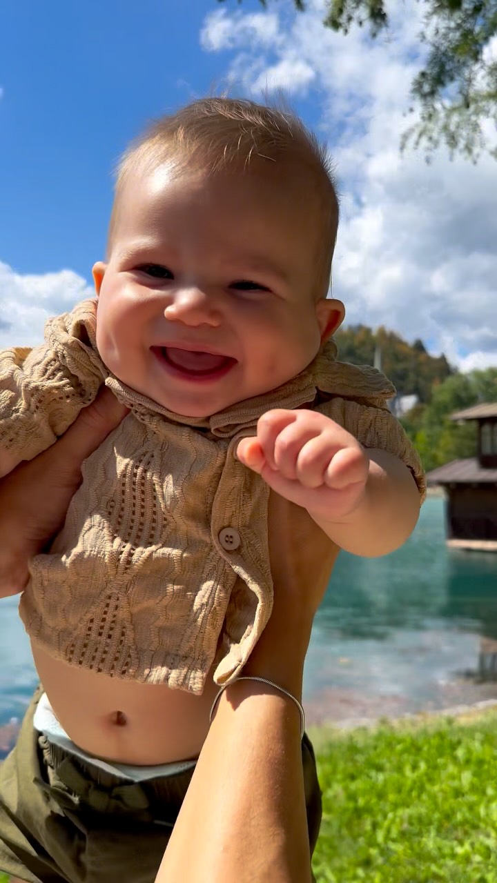 Eslovénia com bebé 👶

Regra geral, achámos o país muito baby friendly. As pessoas são muito amorosas e acolhedoras (fizeram questão de colocar sempre nos alojamentos uma varinha mágica para a sopa do Tomé) e é um país muito seguro e limpo! Foi maravilhoso viajar com ele na Eslovénia 🫶

Ainda ontem estávamos assim e agora já vai para a escolinha 🥹 Força para todas as famílias ❤️‍🩹

#eslovenia #slovenia #travelwithbaby #babyboy #hey