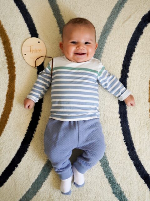 3 meses de bebé Tomé 🎈🎉
 

aprendeu a levar aos mãos à boca e agora chucha no dedo! 
O nosso amor sorridente 🥹 vá… depende! Desliza até ao fim 🤭😂

#threemonths #babyboy #tresmeses