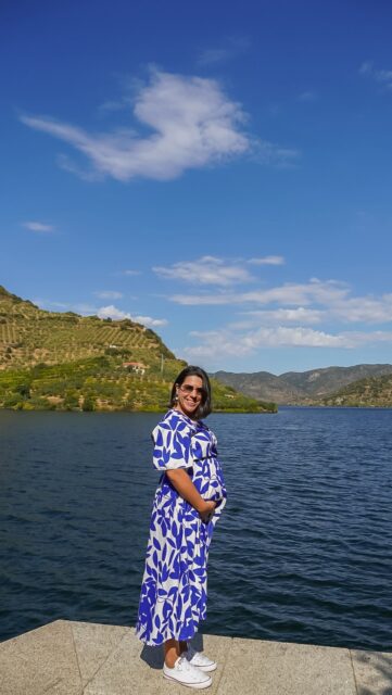 É isto que te espera, filho ✨

Temos saudades de desbravar Mundo, confessamos. Mas neste momento estamos a criar o TEU mundo, para a tua chegada. E olha… tem sido uma aventura! 
Prometemos que vamos mostrar-te muitas coisas. Umas mais bonitas, outras nem tanto. Acreditamos que o mundo educa e vais perceber que lá fora há muitas realidades. O diferente não assusta, ensina. 
Vais perceber que existem muitas formas de viver, de amar e de ser feliz. Queremos ensinar-te a olhar com curiosidade, levando na bagagem o essencial: bondade e respeito. 
Nem sempre teremos todas as respostas. Vamos errar o caminho muitas vezes e duvidar. Mas vamos lá estar, sempre! 

Queremos continuar a Viver o Mundo, desta vez a três! Mesmo que nunca mais voltaremos a ver o mundo da mesma forma. 

❤️

#filho #futuro #viajarcomfilhos #viajarmais #gravidez