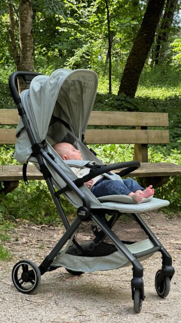 Temos um carrinho para explorar o 🌍

Aprovado para cabine de avião, o Britax Römer FlyLite é o carrinho de passeio ideal para as nossas próximas aventuras! 

✋ Fecha-se automaticamente com uma só mão, mantendo-se em pé quando fechado.
💤 Tem um assento totalmente reclinável, sem posições fixas.
🛞 Tem suspensão nas quatro rodas e rodas giratórias.
🎒Tem um cesto porta objetos com capacidade para 6 kg, com acesso frontal e traseiro.

Agora sim… estamos prontíssimos ✈️ 
Venham de lá essas dicas para viajar com bebés!!

 #britaxromer #flylite #protectingwhatmattersmost #bybebe #parceria