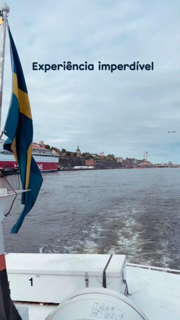 Passeio de barco em Estocolmo 🚢

Sabias que Estocolmo, muitas vezes chamada de “Veneza do Norte”, possui 14 ilhas conectadas por mais de 50 pontes? 
Verdade! 🫠 E um passeio de barco é uma excelente forma de vermos a cidade de outra perspectiva! 

Foram cerca de duas horas, com paisagens maravilhosas. Mas o que gostámos mais, foi da explicação do guia que abordou de tudo um pouco sobre o país e a capital! 

Já conhecem Estocolmo? 🇸🇪

@getyourguide @getyourguidecommunity 
#getyourguide #getyourguidecommunity #estocolmo #stockholm #stockholm_insta