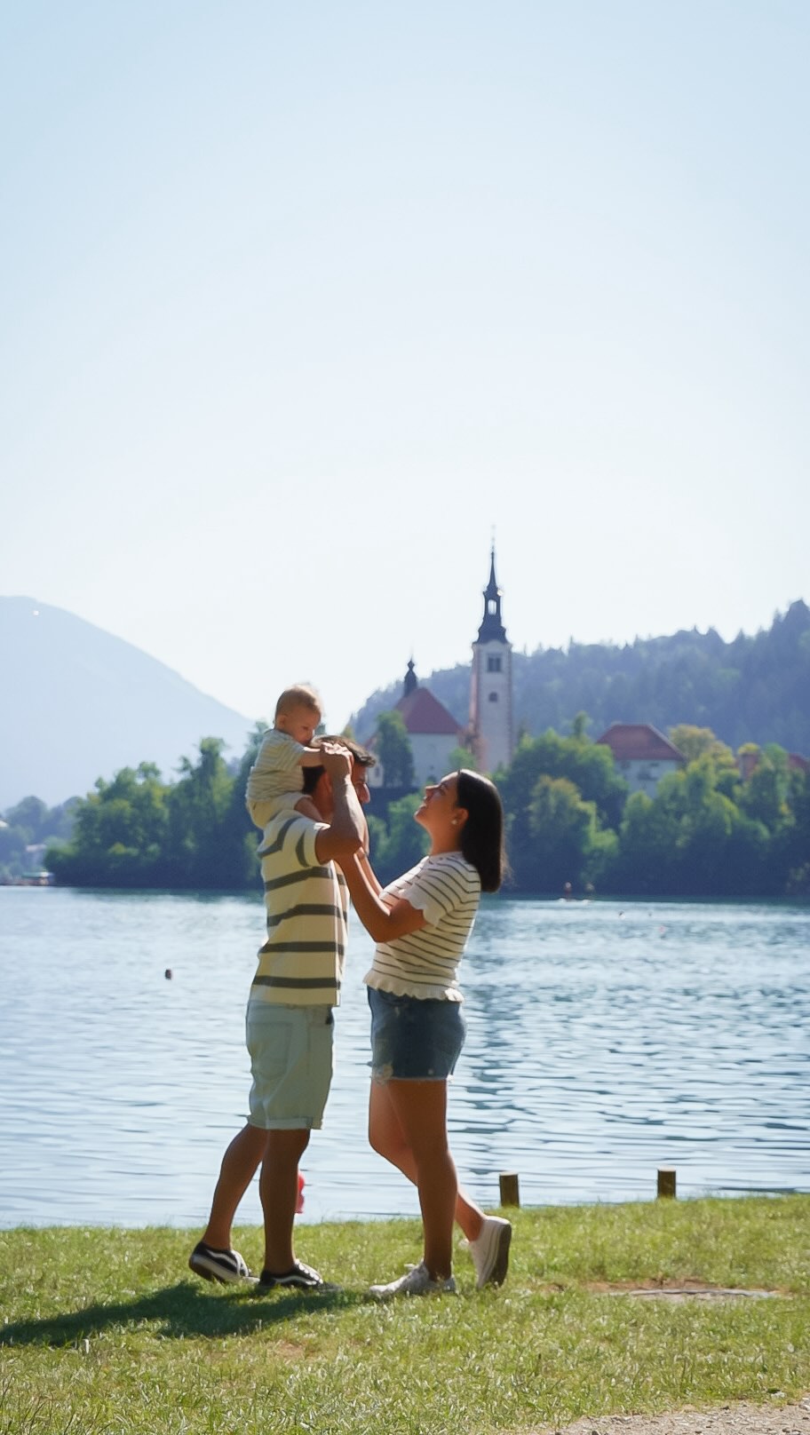 sLOVEnia 🇸🇮

Uma viagem, seis dias, muitos km’s e muita natureza… num país do caraças! 

Em poucos quilómetros, é possível passar de cidades históricas a lagos de águas cristalinas, atravessar florestas alpinas e descobrir pequenas aldeias escondidas entre montanhas. Foi um prazer, Eslovénia 💚

Também te metemos o bichinho para visitares este país tão subestimado? 

#slovenia #eslovenia #roadrip #familytrips #explorar