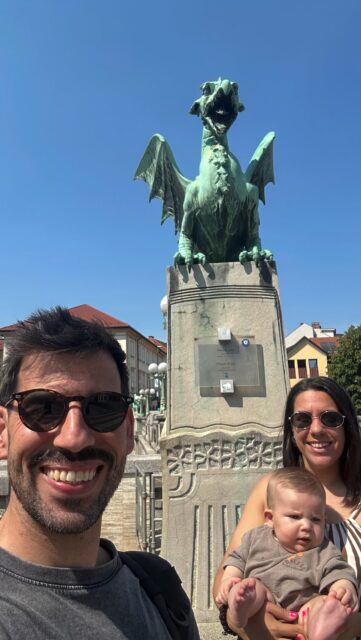 Será uma das capitais mais subestimadas da Europa?
Liubliana, foi uma agradável surpresa. Devemos confessar que não é costume apaixonarmo-nos à primeira vista por capitais… mas desta vez foi diferente!
Liubliana é carismática, tem pinta e é muito verde! Foi uma verdadeira surpresa 🥰
Qual foi a capital de um país que mais te surpreendeu?
#slovenia #ljubljana #liubliana #eslovenia #loveslovenia