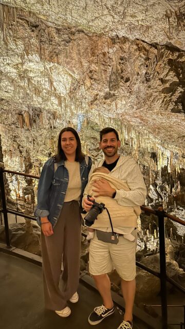 Sabias que existe um comboio que te leva para dentro de uma gruta? 😱🚂

As Grutas de Postojna, na Eslovénia, são uma verdadeira viagem ao centro da Terra. Entre enormes galerias, estalactites e estalagmites, conta com mais de 24 km de galerias subterrâneas. É um lugar surreal! 

E o mais incrível? Parte da visita é feita a bordo de um comboio subterrâneo! 🚂

💸 Nós comprámos o bilhete combinado para as Grutas de Postojna, o Castelo de Predjama e o Viveiro, onde podemos ver dragões bebés: 59,90 eur@s

🔒 Guarda este vídeo para quando fores à Eslovénia. 

Já conhecias? 

#postojna #postojnacave #slovenia #eslovenia #visitslovenia