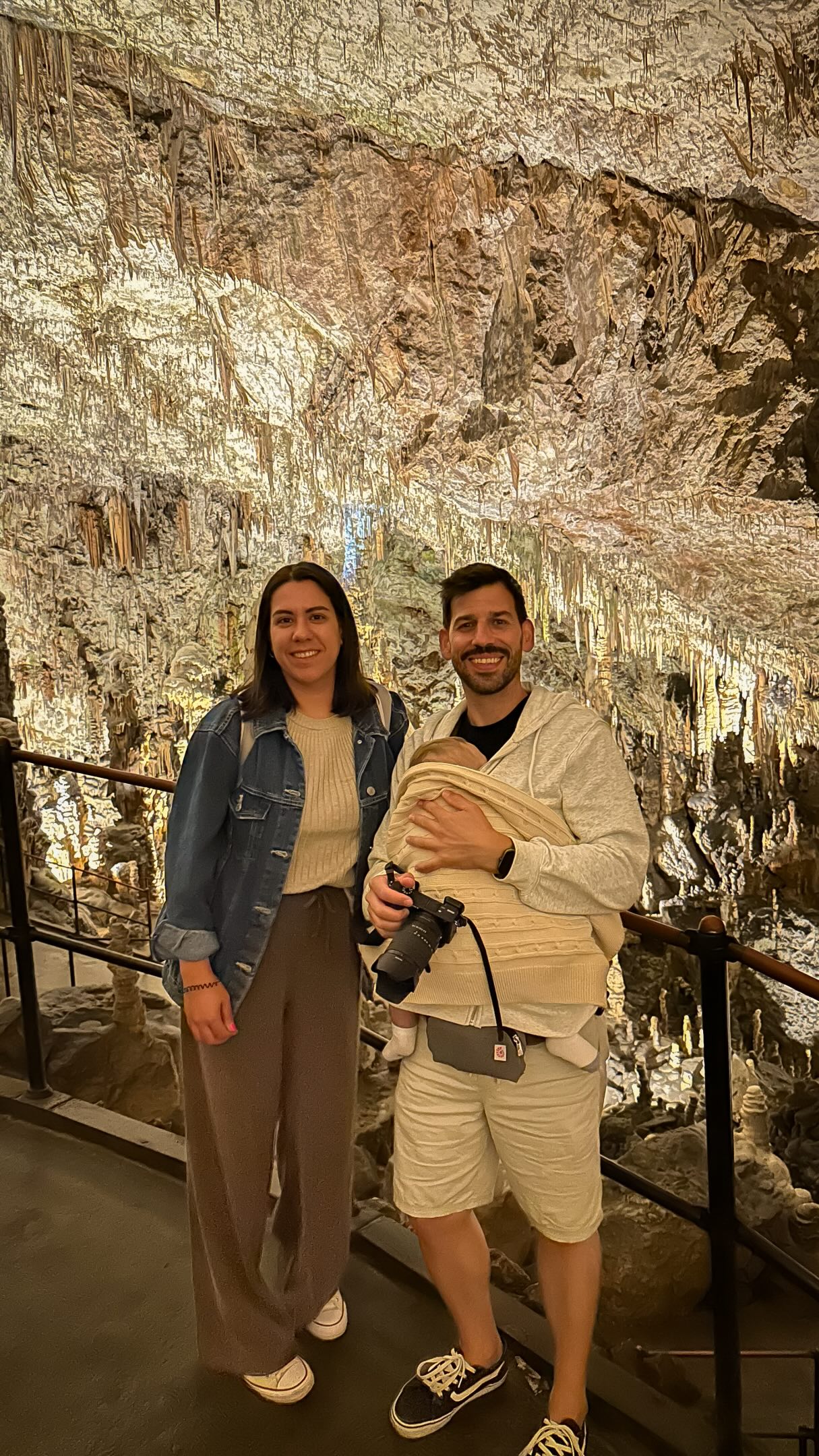 Sabias que existe um comboio que te leva para dentro de uma gruta? 😱🚂

As Grutas de Postojna, na Eslovénia, são uma verdadeira viagem ao centro da Terra. Entre enormes galerias, estalactites e estalagmites, conta com mais de 24 km de galerias subterrâneas. É um lugar surreal! 

E o mais incrível? Parte da visita é feita a bordo de um comboio subterrâneo! 🚂

💸 Nós comprámos o bilhete combinado para as Grutas de Postojna, o Castelo de Predjama e o Viveiro, onde podemos ver dragões bebés: 59,90 eur@s

🔒 Guarda este vídeo para quando fores à Eslovénia. 

Já conhecias? 

#postojna #postojnacave #slovenia #eslovenia #visitslovenia